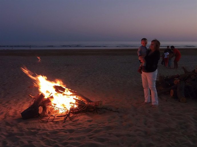 Hoguera en una playa de Punta Umbría por la noche de San Juan.    
