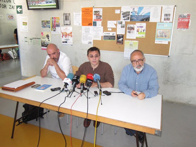 Juan Carlos Monedero, en una rueda de prensa en Pamplona.