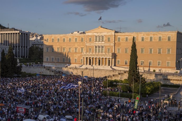 Manifestantes proeuropeos concentrados en Atenas el 22 de junio