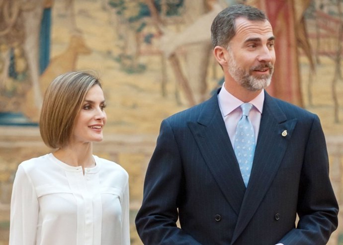L areina letizia apuesta por su falda de estampado de serpiente low cost