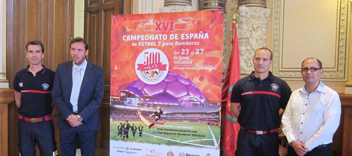 Óscar Puente y organizadores del Campeonato de España de Fútbol 7 de bomberos 
