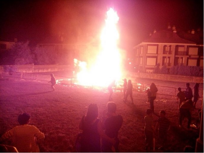 Hoguera de San Juan en la playa del Ris