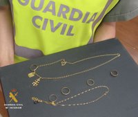 La Guardia Civil detiene a una cuidadora de ancianos por hurto de joyas