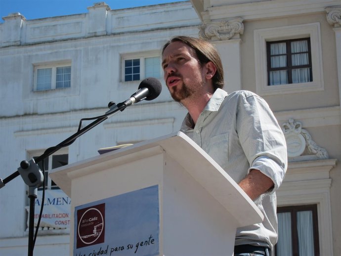 Pablo Iglesias con el Ayuntamiento de Cádiz al fondo