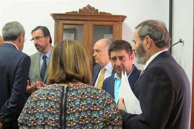 Francisco Reyes (2d) charla con Purificación Gálvez y Juan Lillo.