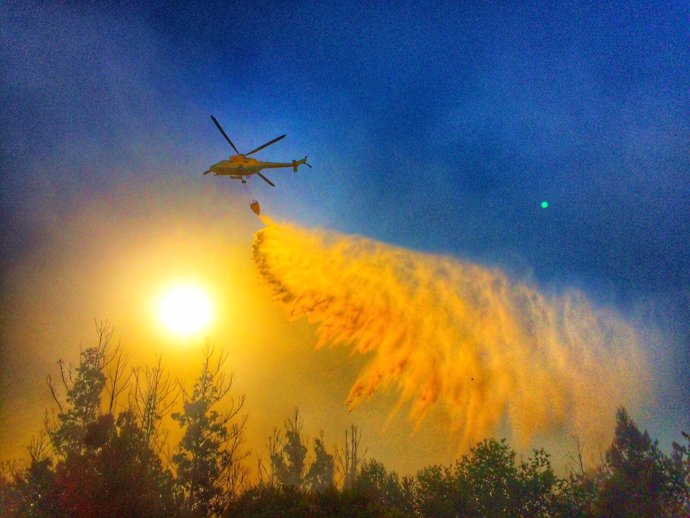 Helicóptero en un incendio.