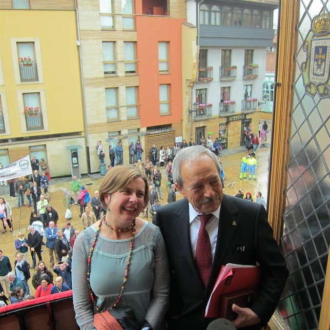 Ana Taboada y Wenceslao López en el balcón del Ayuntamiento de Oviedo