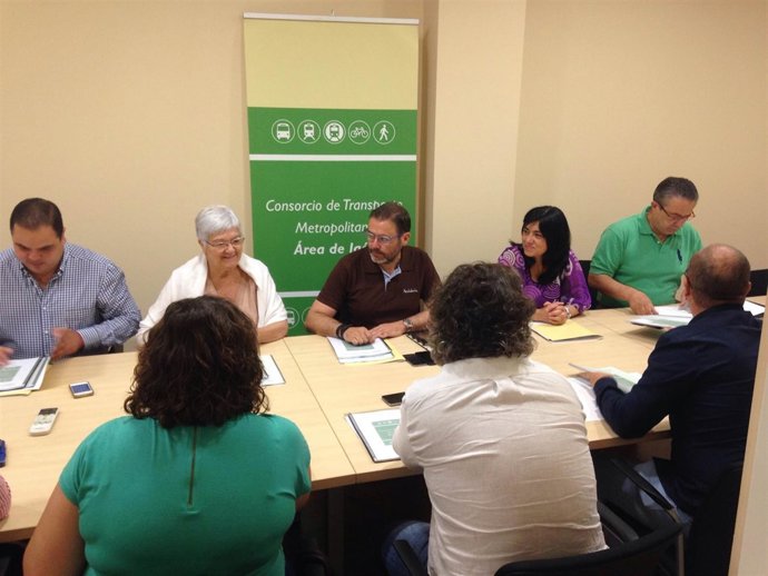 Valdivielso (de frente en el centro) en la reunión del Consorcio de Transporte.