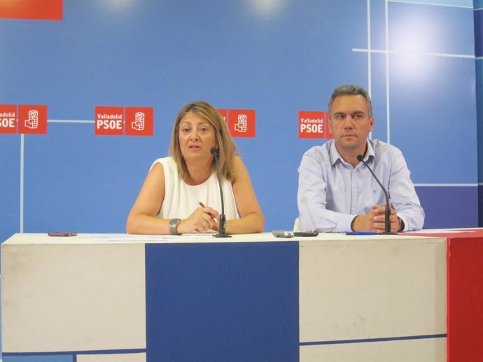 Teresa López y Javier Izquierdo comparecen ante los medios de comunicación.