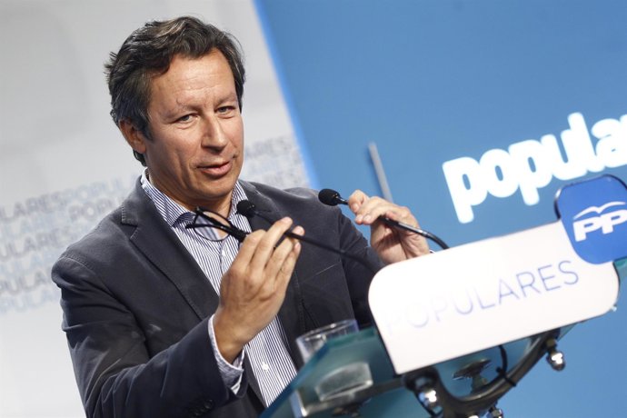 Carlos Floriano en la sede del PP