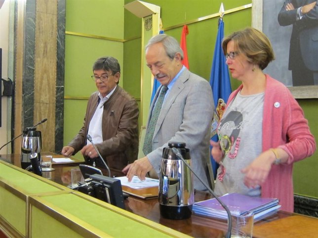 Roberto Sánchez Ramos (IU), Wenceslao López (PSOE) y Ana Taboada (Somos Oviedo)