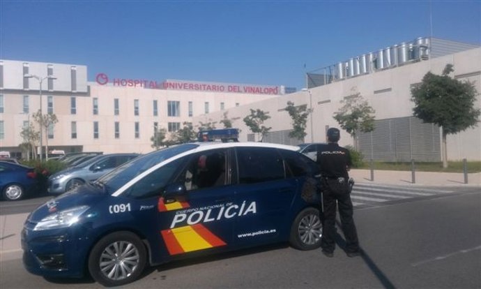 Un policía frente al Hospital del Vinalopó