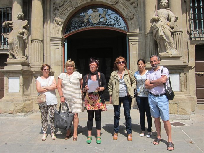 Asun Casasola y Tere Sáez, en el centro, antes de atender a los medios