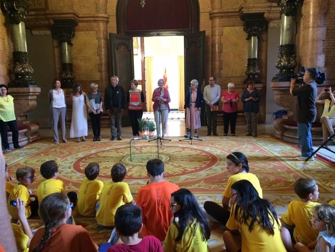 El Parlament recibe la Flama del Canigó