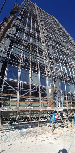 Obras del edificio negro que pasará a ser blanco malaga