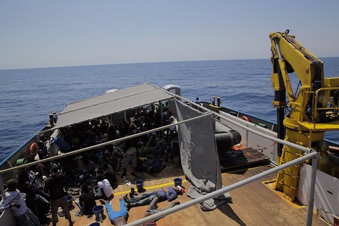 Rescate de inmigrantes en el Mediterráneo por parte de un barco de MSF