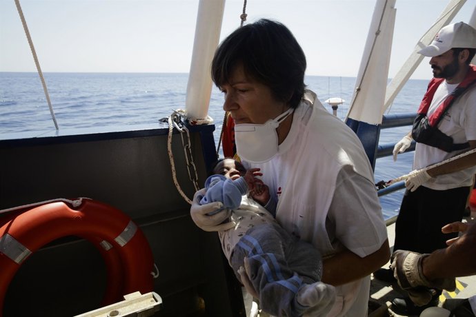 Bebé rescatado por MSF en el Mediterráneo