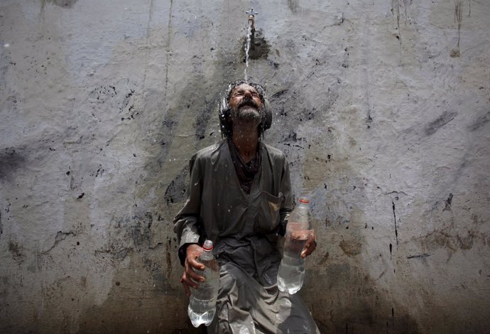 Un hombre se refresca durante la ola de calor en Karachi