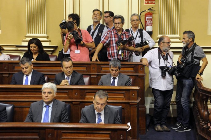 Clavijo y Rivero en el pleno de constitución del Parlamento canario 2015-2019