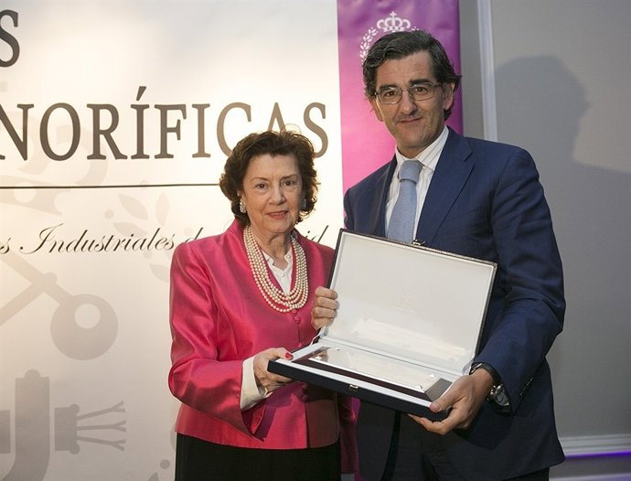 2015 06 23 El Dr. Abarca Cidón Recibe La Mención Honorífica De Empresa Innovador