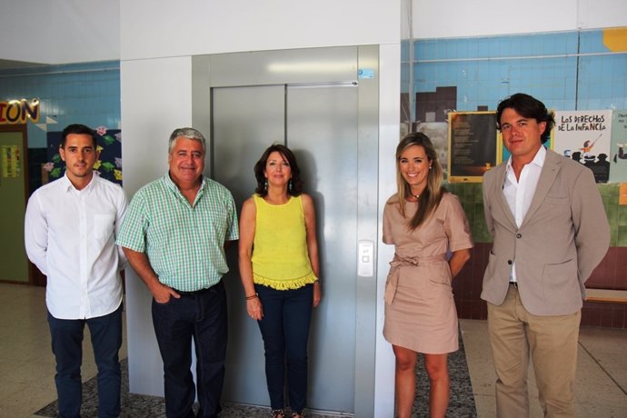 La delegada de Educación Patricia Alba visita el CEIP Simón Bolívar