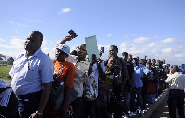 Inmigrantes haitianos esperando a entrar en República Dominicana