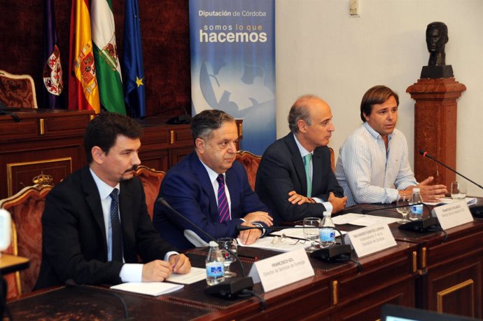 Salvador Fuentes con representantes de empresas y Diputación