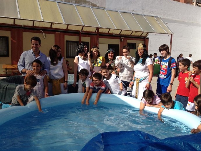 Heras (i) en la inauguración de la ludoteca de verano de la UPM de Jaén.