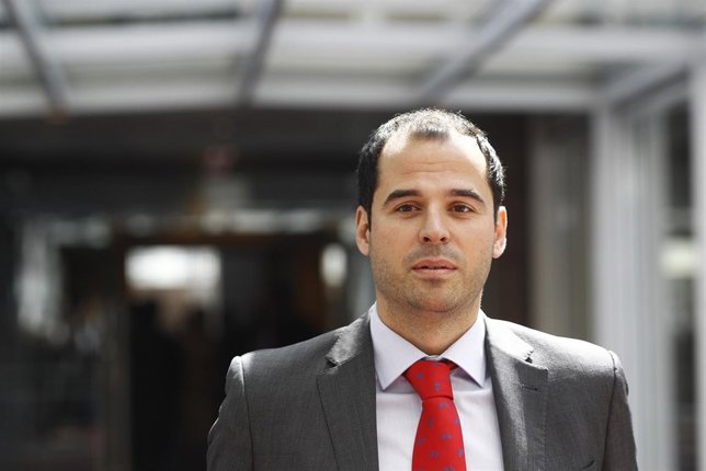 Ignacio Aguado llega al debate de investidura de Cristina Cifuentes