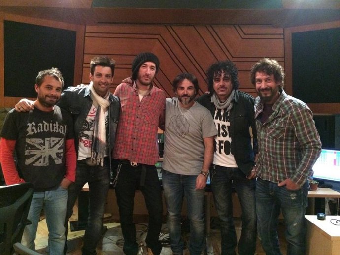 Varios de los artistas en el estudio de grabación