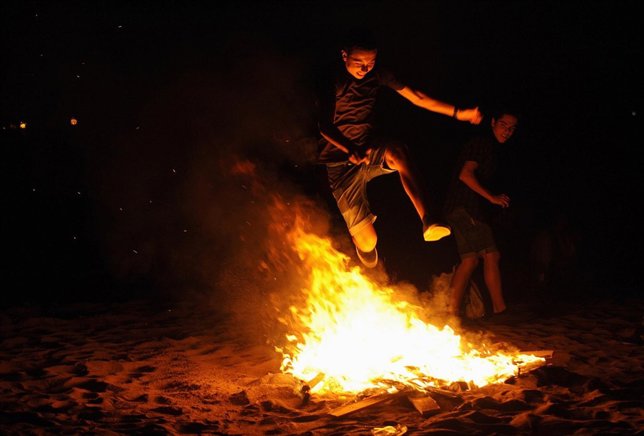 Un joven salta una hoguera de San Juan