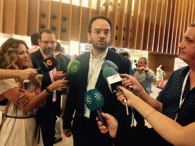 Antonio Hernando atiende a los periodistas en Granada