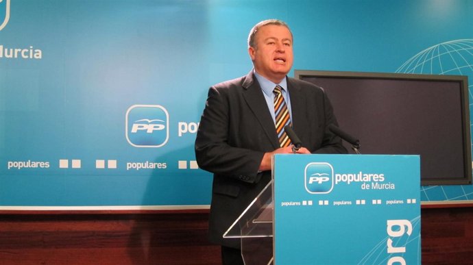 Francisco Bernabé en rueda de prensa en la sede del PP