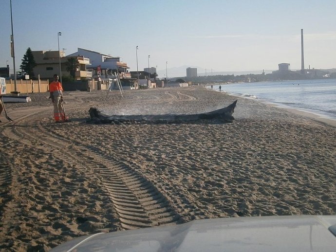 Patera incendiada durante la noche de San Juan en Algeciras