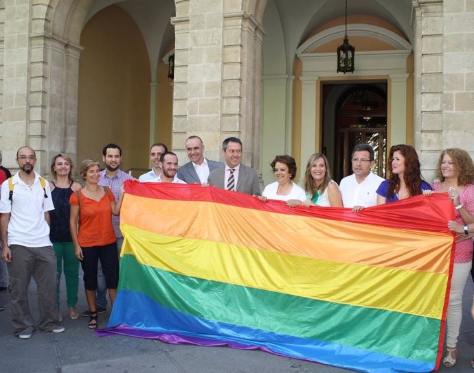 La bandera arcoíris vuelve al Ayuntamiento de Sevilla