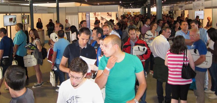 Asistentes a la Feria de Empleo organizada por la Cámara de Comercio