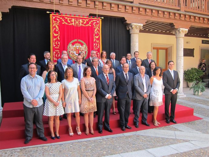 La nueva corporación provincial presidida por Jesús Julio Carnero. 