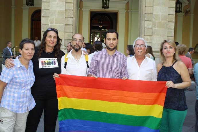 Daniel González Rojas y Eva Oliva, junto al colectivo LGTB