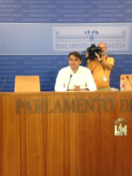 El diputado de Podemos Moreno Yagüe en rueda de prensa