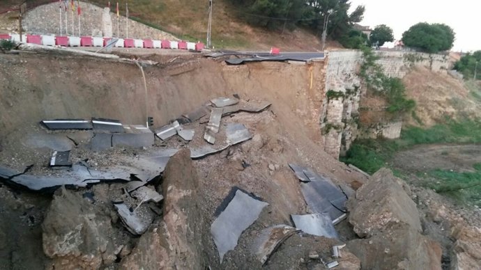 Derrumbe del muro de contención y la carretera
