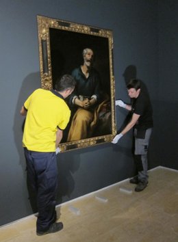 Operarios colocan el 'San Pedro en lágrimas' de Murillo llegado de Bilbao