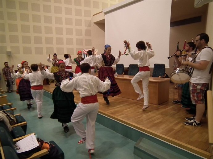 Curso de folklore en Torrelavega