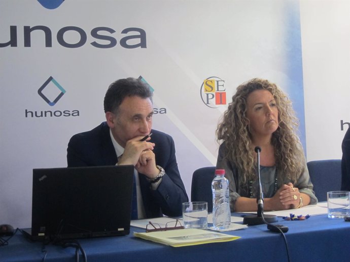 La presdienta de Hunosa, Teresa Mallada, y el director financiero, José A. Díaz.