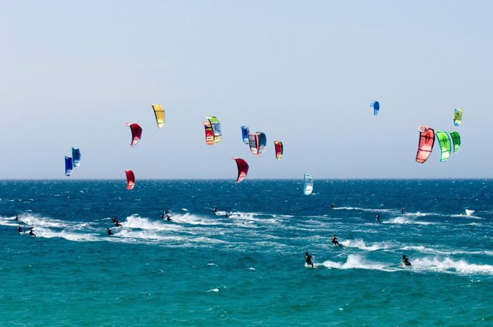 El viento de Tarifa atrae a los mejores kiters del mund