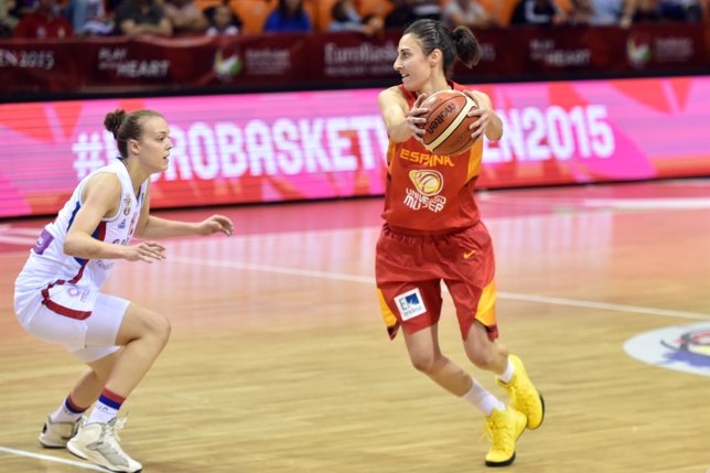 Alba Torrens con la selección española femenina de baloncesto