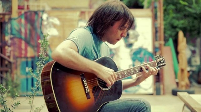 Miguel Rivera tocando la guitarra