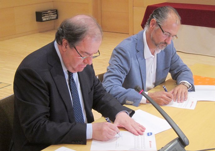 Herrera y Fuentes firman el acuerdo en las Cortes