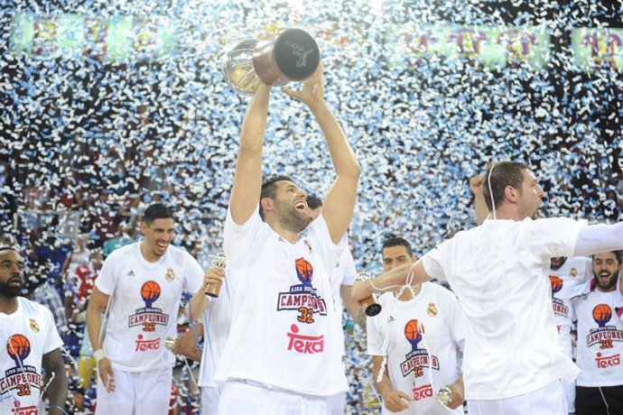 Felipe Reyes levante el título de Liga          