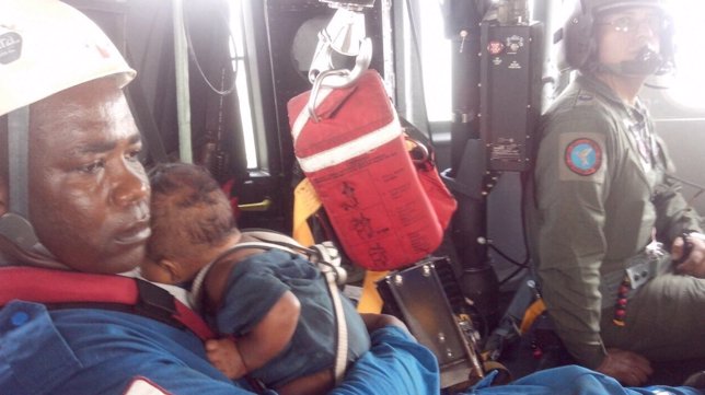 Una madre y un niño sobreviven a un accidente aéreo