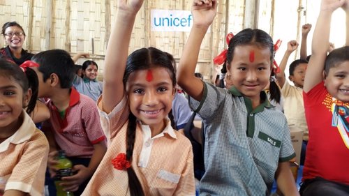 Niños vuelven a clase en Nepal tras el terremoto